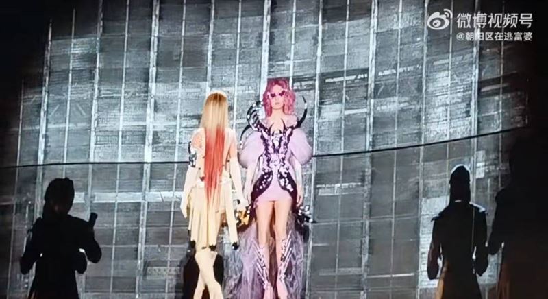 張韶涵與替身交接麥克風。(圖/翻攝自微博)