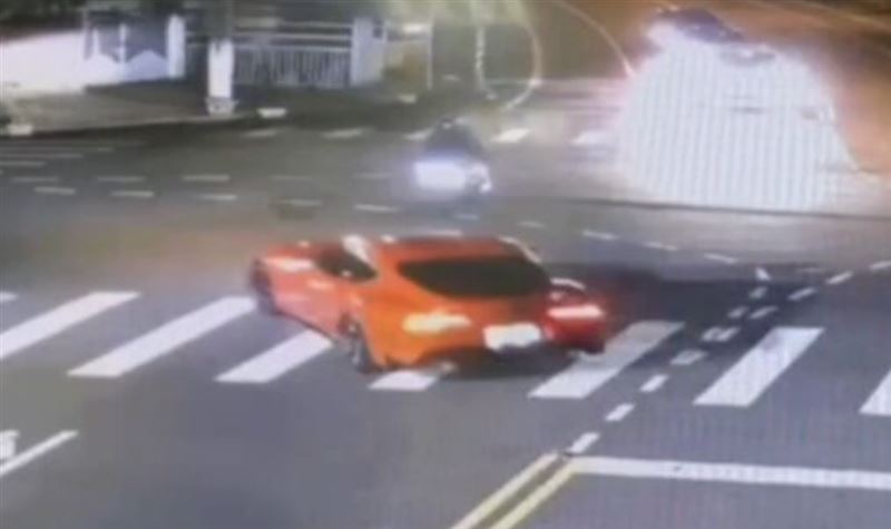 「牛魔王」跨越雙黃線左轉,導致重機撞上。(圖/民眾提供)