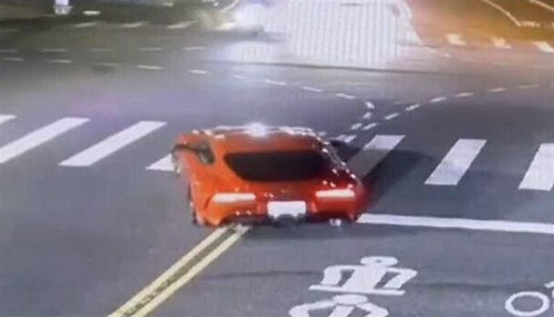 「牛魔王」在路口違規跨越雙黃線,造成重機閃避不及。(圖/民眾提供)