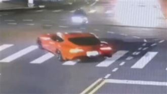 撞擊瞬間曝！「牛魔王」疑違規「切西瓜」