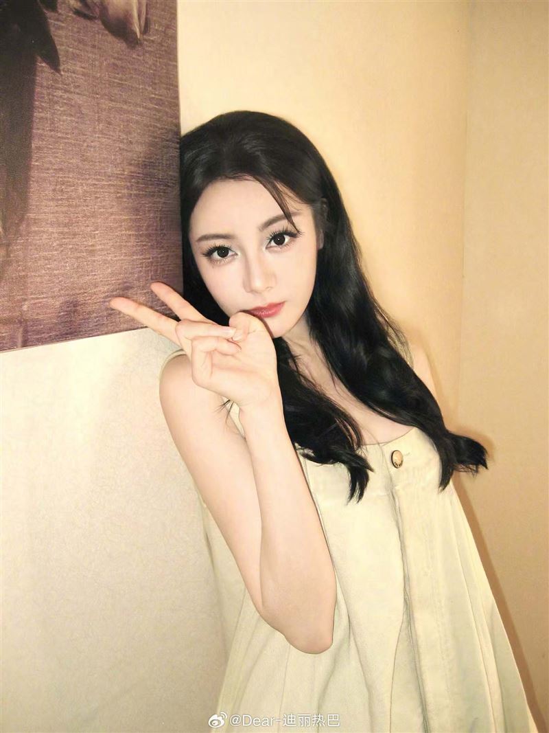 迪麗熱巴替身疑雲掀起熱議。(圖/翻攝自迪麗熱巴微博)