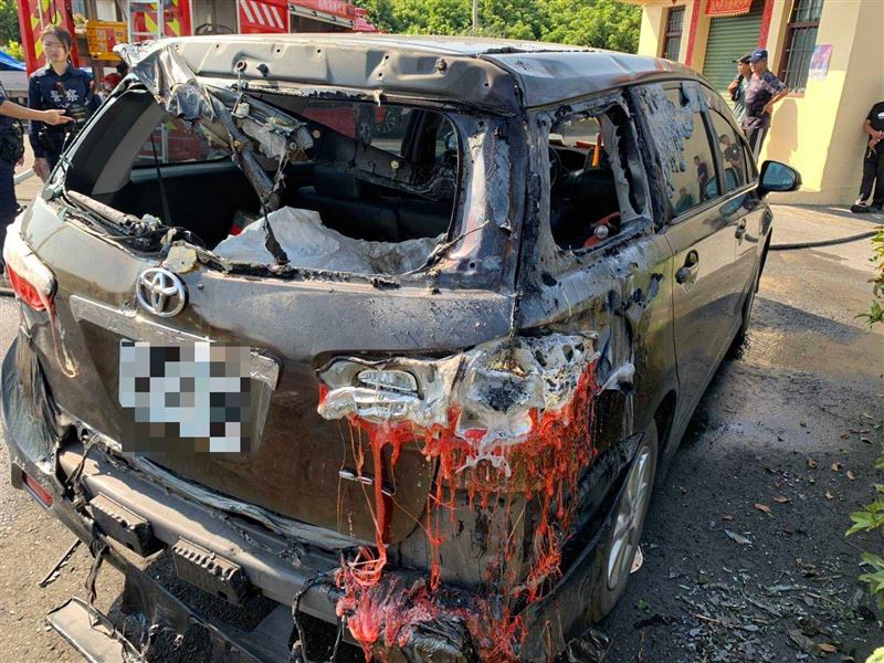 停放在一旁的休旅車遭火勢波及。(圖/翻攝畫面)