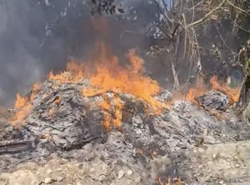 某民宅旁的廢棄物因不明原因燃燒。(圖/翻攝畫面)