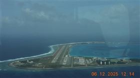 菲律賓飛機在南海爭議海域展開例行性巡邏時，遭中國從渚碧礁上發射三枚照明彈。（圖／翻攝自X平台 @nuwangzi）