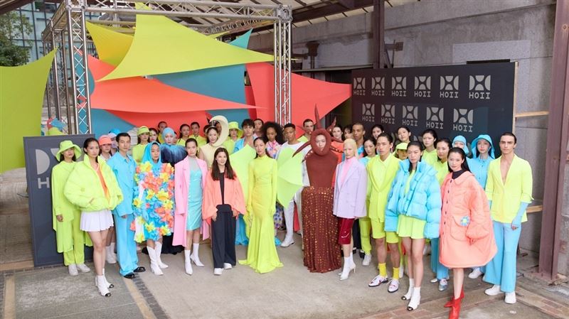 HOII創辦人林少萍引領名模齊聚瓶蓋工廠 HOII以光能科技打造時尚盛典。（圖／HOII后益提供）
