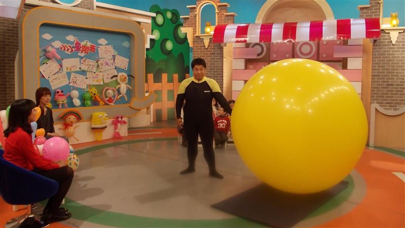 氣球表演藝人「氣球王子」David,便因帳戶被銀行誤鎖,在無預警情況下無法動用存款。(圖/翻攝自氣球王子FB)