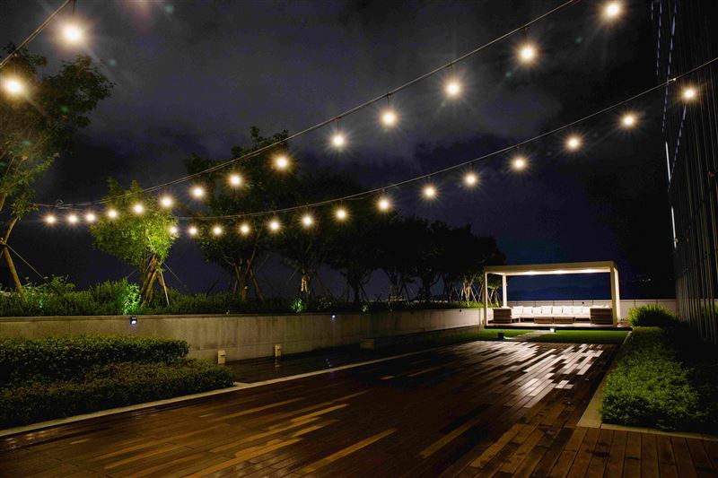 台北國泰萬怡酒店跨年推出「韓流來襲!狂熱跨年派對」,每人2,026元即可於高空酒吧 Drift Bar大啖多道料理,迎接2026年。(圖/品牌業者提供)