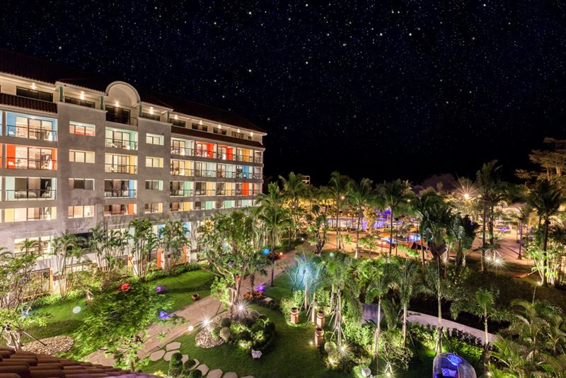 凱撒趣淘漫旅台南有戶外椰林泳池與眾多冒險設施。(圖/品牌業者提供)