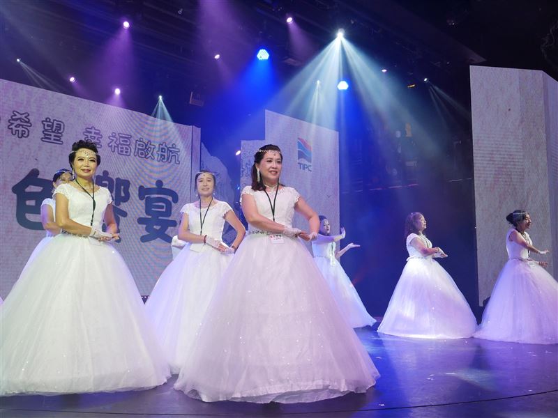 超過60位乳癌姐妹穿上象徵「新生」的白紗,登上麗星夢探索星號的豪華舞台演出。(圖/品牌業者提供)
