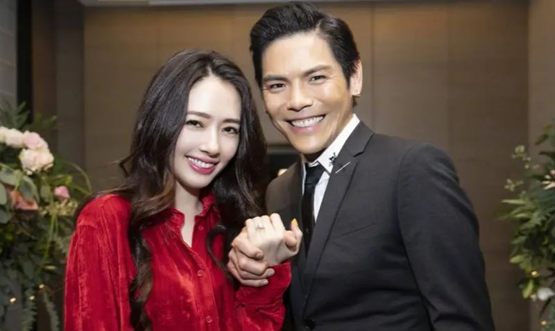 大兒子向佐(右)與老婆郭碧婷(左)。(圖/翻攝自向太微博)