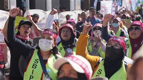 移工赴勞動部爭取在台工作無年限（1）台灣移工聯盟等團體7日舉辦移工大遊行，自勞動部出發，參與群眾綁上「廢除工作年限」的紅色布條，呼籲勞動部將基本的勞動權利還給藍領移工。中央社記者徐肇昌攝　114年12月7日