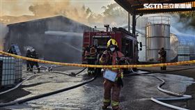 新北市三峽區弘道路的化學工廠發生火警。（圖／翻攝畫面）