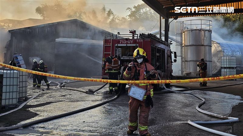 新北市三峽區弘道路的化學工廠發生火警。(圖/翻攝畫面)