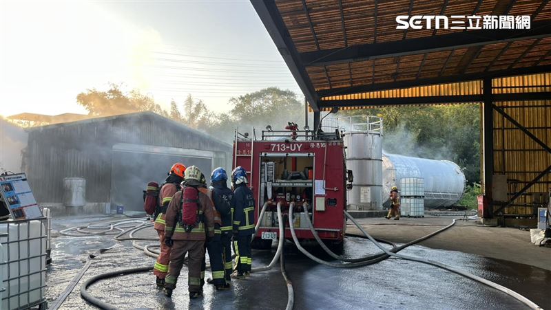 新北市三峽區弘道路的化學工廠發生火警。(圖/翻攝畫面)