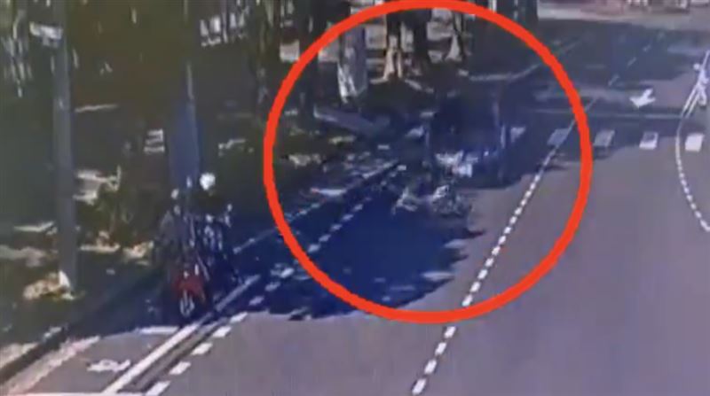 陳姓老翁連續追撞多輛機車,造成2名騎士受傷。(圖/翻攝畫面)