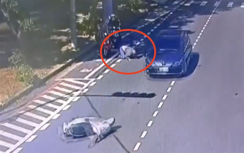 陳翁在南陽路口追撞19歲鄭姓騎士後逃逸。(圖/翻攝畫面)