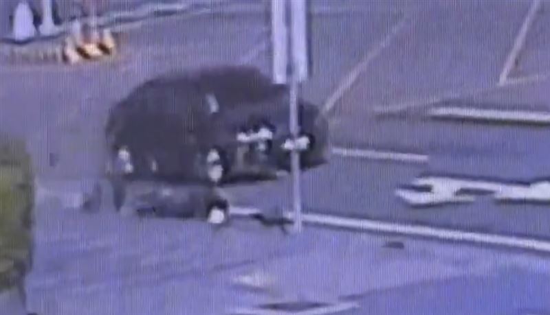 陳姓老翁在民族路口追撞69歲李姓老翁,造成李翁重傷送醫。(圖/翻攝畫面)