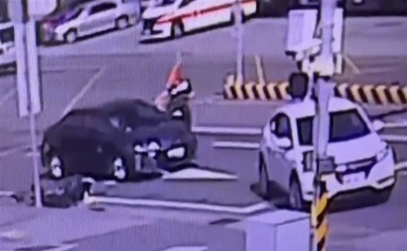 熱心民眾駕車超前阻擋在老翁的車輛前方,成功阻止陳翁繼續肇事。(圖/翻攝畫面)