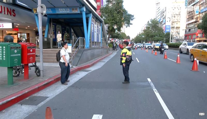 台北市忠孝東路四段今(7)日發生疑似磁磚掉落事件,該處位於捷運忠孝敦化站7號出口,人流龐大,提醒用路民眾要當心了。(圖/三立新聞網)