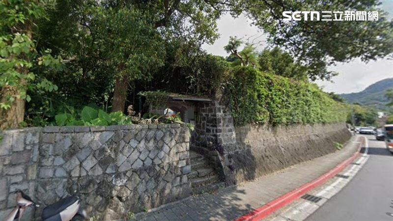 台北市陽明山一神秘住宅,位於圖中住宅後方,遭民眾控涉賤租、侵占國有地,興建違建,投訴市府十多次也未拆除,還越蓋越多,讓他覺得台灣就像沒政府了!(圖/非被控訴違建住宅/本圖為被控違建前方住宅/翻攝Google Maps)