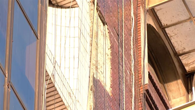 目測應為磁磚掉落。(圖/三立新聞網)