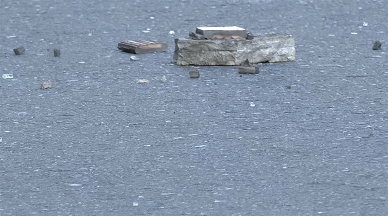 北市忠孝東路4段下午3時40分左右突傳石塊從高空掉落。(圖/三立新聞網)