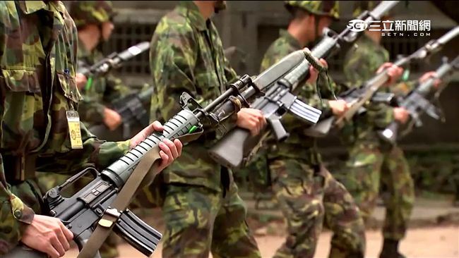 陸軍金門防衛指揮部周姓士官長協助女同仁上軍車「推屁舉腿」,遭投訴違反性別份際。(示意圖/資料照片)