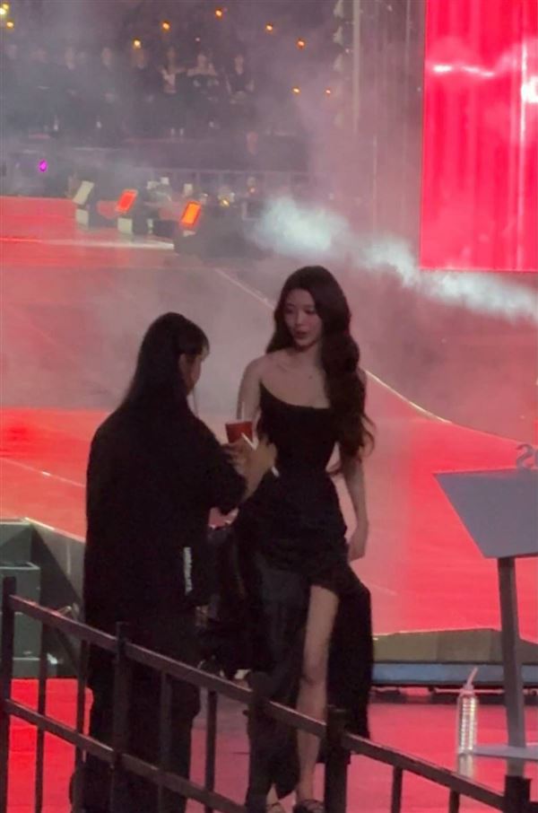 張員瑛到上台前還拿著手搖飲。（圖／＠red_somi369授權提供，未經同意請勿轉載）