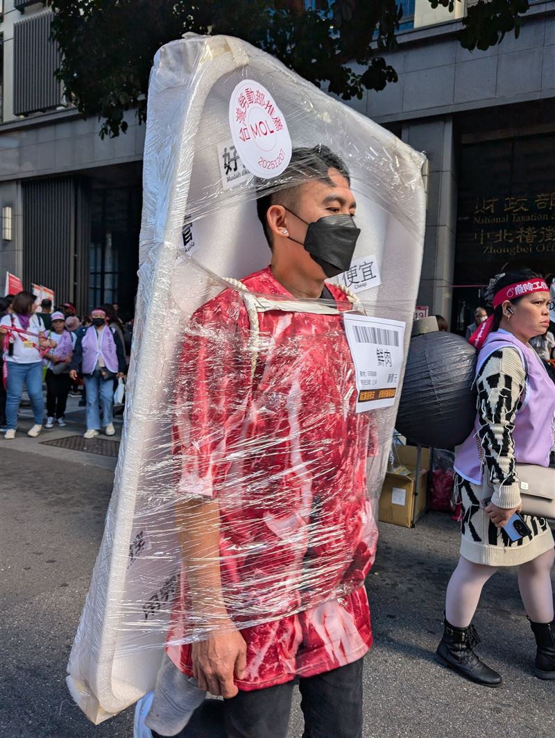 移工與勞團走上街頭 籲廢除在台最長12年工作年限 數百名移工走上凱道,高舉「廢除工作年限」標語,呼籲政府正視外籍勞工處境。勞動部回應將放寬留用比率上限至100%,並成立跨國勞動力延攬中心,強化技術人力制度。(圖/翻攝自移工大遊行臉書)