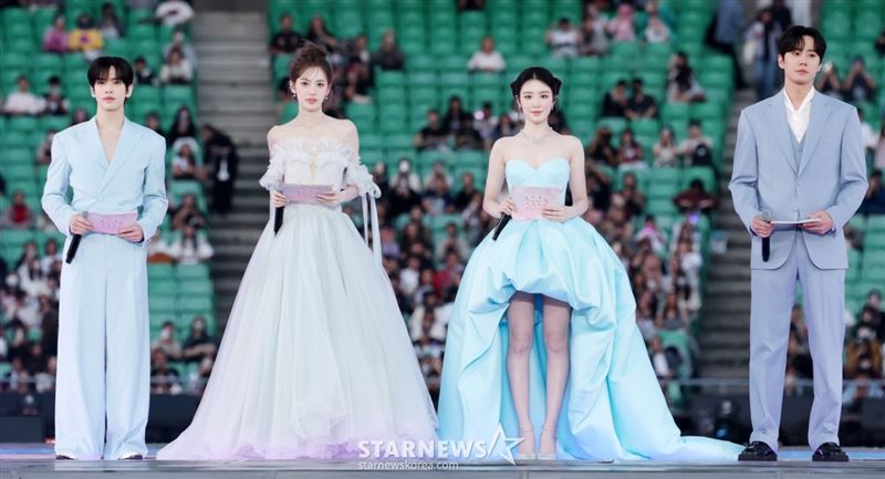 CRAVITY的台裔美籍成員ALLEN 馬蒔權（左）一登場就用台語和粉絲問候。（圖／STARNEWS提供）