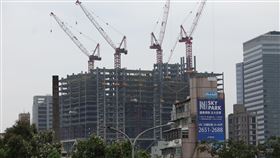 10月製造業測驗點續揚（2）台經院25日公布的10月3大產業營業氣候測驗點全面上揚，其中10月營建業表現，政府與科技建廠計畫挹注營造業動能，但房市還是冷清，加上房貸利率處於偏高水準、兩岸政治局勢緊繃，皆影響高資產人士置產意願，房市應續處盤整格局。圖為台北市南港區興建中的建案。中央社記者翁睿坤攝 114年11月25日