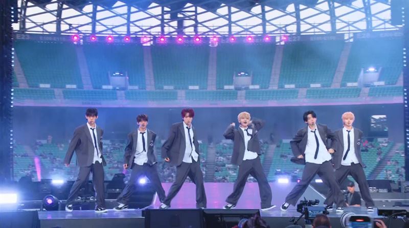 AHOF打頭陣,擔任第一組表演藝人。(圖/STARNEWS提供)