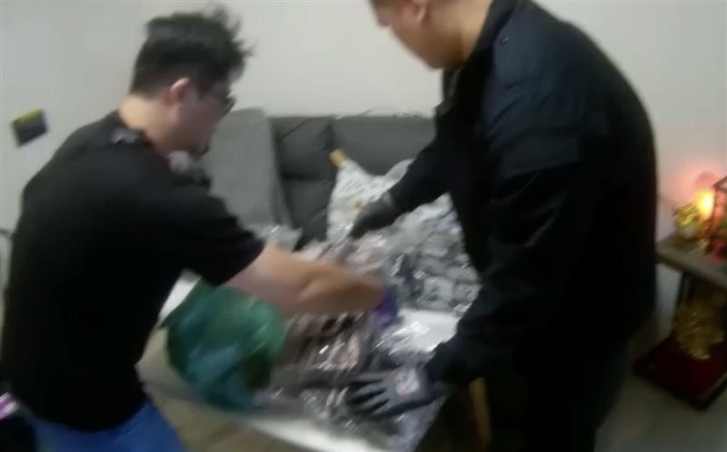警方當場查獲毒品咖啡包3067包、愷他命31包等證物。(圖/翻攝畫面)