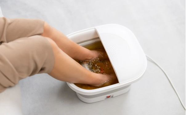 依個人身體狀況泡腳促進血液循環。(圖/CANVA製作)