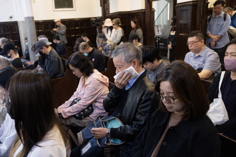 香港宏福苑發生五級火災,造成嚴重死傷,不少民眾齊聚台北濟南教會大禮拜堂,在牧師帶領下為逝者禱告、默哀