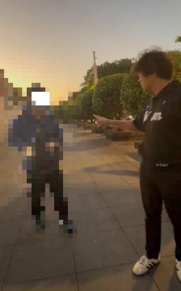 沈伯洋帶著女兒在國家音樂廳散步，有名男子突然用手機強光照著他錄影質問。（圖／翻攝自沈伯洋臉書）