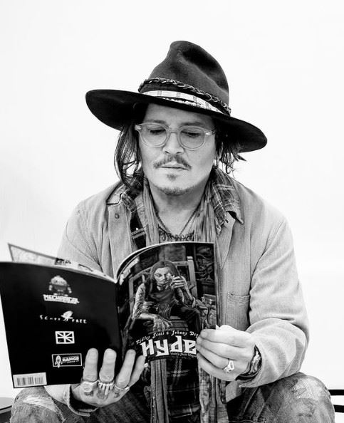 即使已近午夜，粉絲仍願等候，顯示強尼戴普在粉絲心中的超高人氣與魅力。（圖／翻攝自強尼戴普IG）