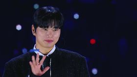 李伊庚6日在AAA頒獎典禮上獲得「最佳選擇獎」，7日繼續參加ACON音樂節盛事，演唱多首動人歌曲。（圖／STARNEWS提供）