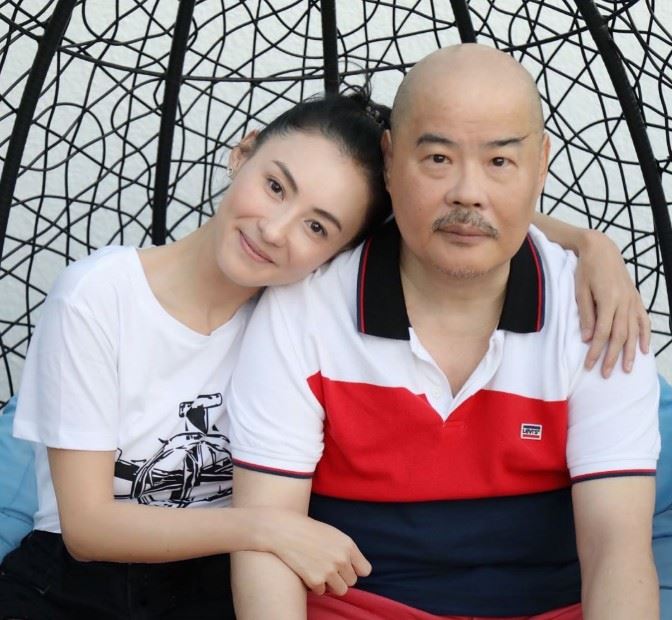 余毓興在庭上表示,他與張柏芝(左)父親是多年好友,張柏芝曾稱他為「契爺」。右為張柏芝父親。(圖/翻攝自張柏芝IG)