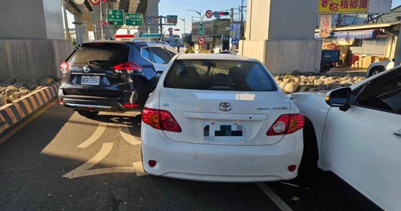 一名男子在台中豐原區超商外，見一輛轎車沒熄火、車上沒人，竟然直接開走。（圖／翻攝畫面）