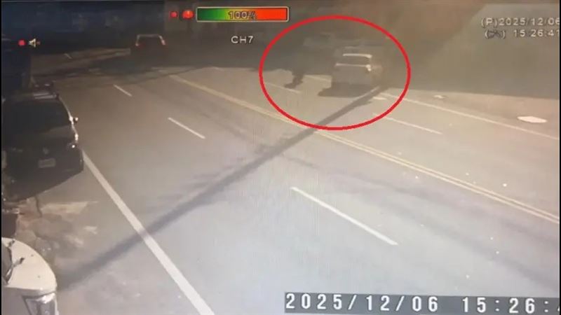 車主發現車子被偷後，急忙衝出店外拉車門阻止，竟被竊賊倒車甩飛。（圖／翻攝畫面