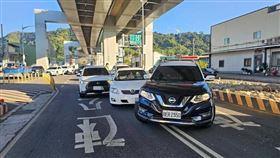 台中市發生驚悚搶車案，一名男子在豐原區一間超商外，趁著當時外面一輛轎車沒熄火，直接坐上車要強行要把車開走。（圖／翻攝畫面