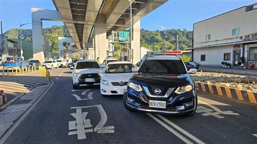 台中夫妻購物未熄火秒遭竊　慘遭倒車甩人