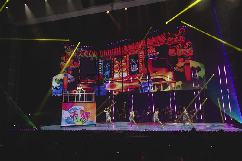 李千娜演出融入電子花車，令人耳目一新。（圖／寬宏藝術X環球音樂提供）