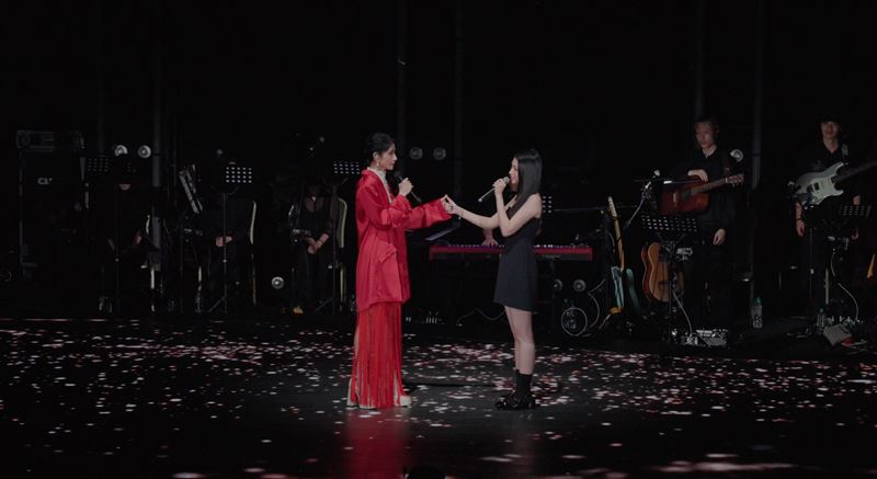 李千娜（左）首度同台顧穎（右），母女倆合唱〈打勾勾〉。（圖／寬宏藝術X環球音樂提供）