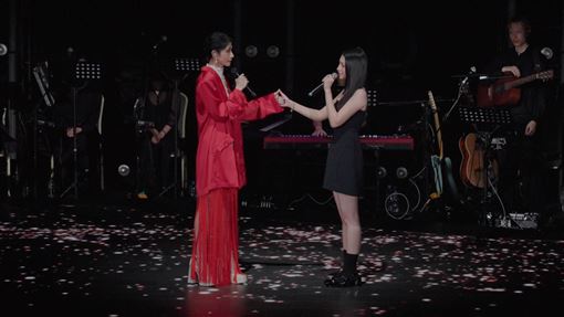 李千娜開唱女兒顧穎來了　首同台激動淚崩