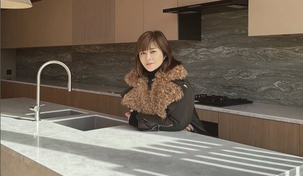 關之琳雖已淡出螢光幕前,但她的美貌與氣質仍令人驚艷。(圖/翻攝自關之琳IG)