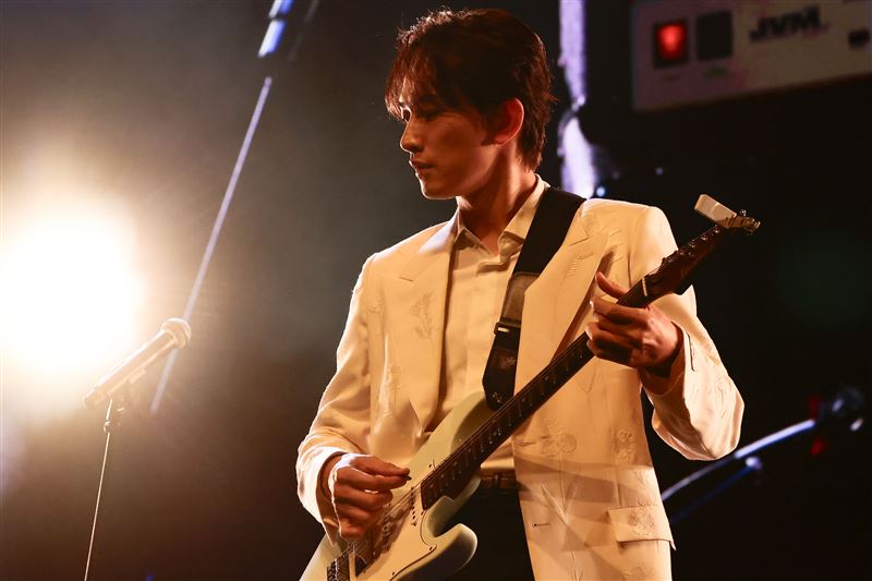 町田啓太首度在台以吉他演出。(圖/LDH 愛夢悅提供)