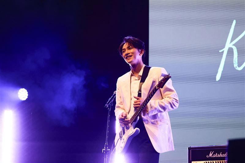 町田啓太笑說自己在夜市挑戰吃臭豆腐成功。(圖/LDH 愛夢悅提供)