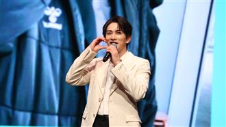 日星夜市挑戰臭豆腐　被30支手機狂拍圍觀